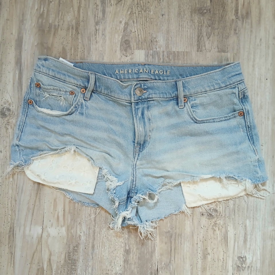 American Eagle Women’s Short Shorts Size 10 Distressed Denim With Lace Pocket